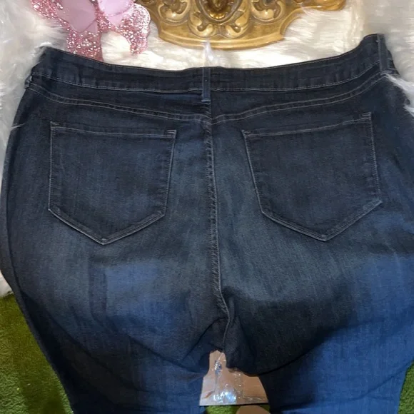 NYDJ *FLAWED* Barbara Bootcut Size 22W. Like New, worn once. *FLAW on left leg* - Picture 6 of 7